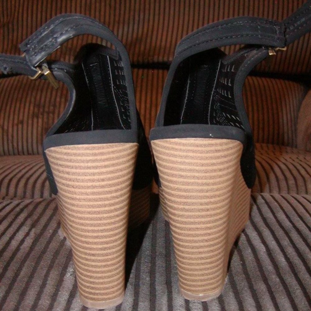 Report “Carnation”Wedge Sandals Suede Black Shoes Sz 8.5 Open Toe EUC! - Picture 3 of 7